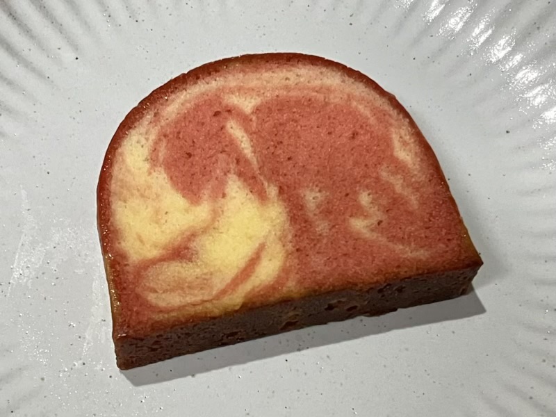 カルディ ストロベリーマーブルケーキ 開封後 マーブル模様