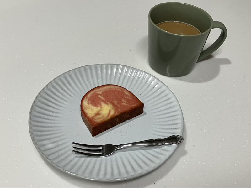 カルディ ストロベリーマーブルケーキ カフェラテ おやつ時間