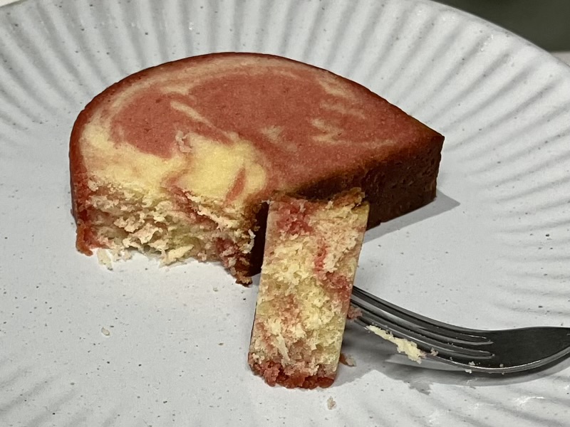 カルディ ストロベリーマーブルケーキ 断面 しっとり生地
