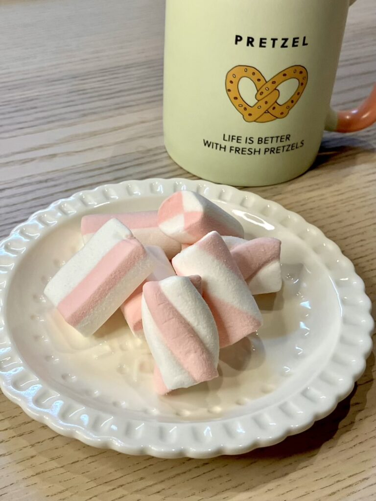 皿にのせたストロベリーマシュマロとホットミルクのマグカップ