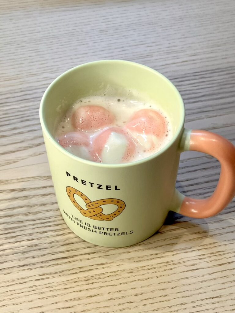 ホットミルクに溶けたいちごマシュマロの様子
