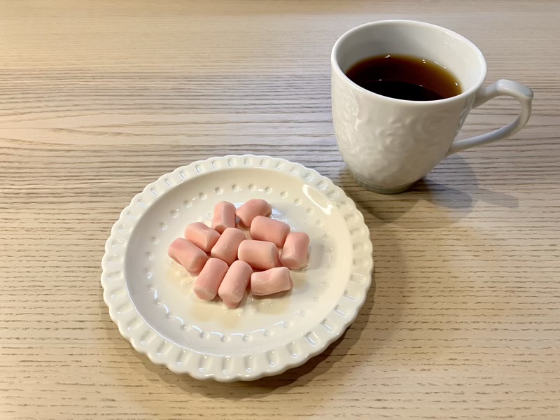 チョコレートマシュマロ THANK YOU ストロベリー味を皿にのせ、紅茶と並べた写真