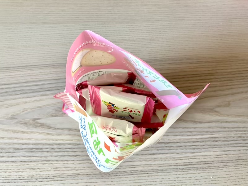 カルディ 豆乳ビスケット いちごクリーム 個包装の中身