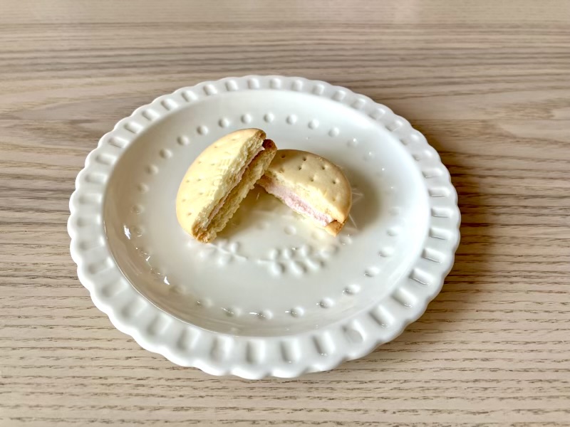 カルディ 豆乳ビスケット いちごクリーム 断面