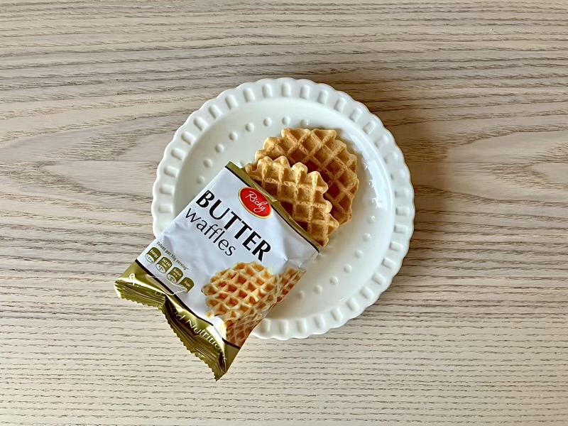 個包装を開封し、1袋に入っている2枚のワッフルビスケットがお皿に見えている様子。