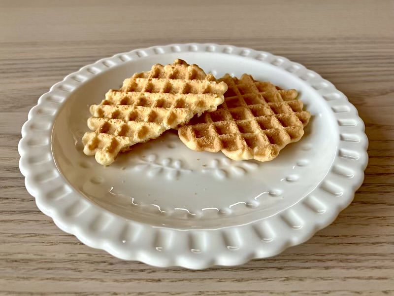 Richy（リッチー）ワッフルバター風味を割った断面。サクサクした質感が伝わるアップ写真。