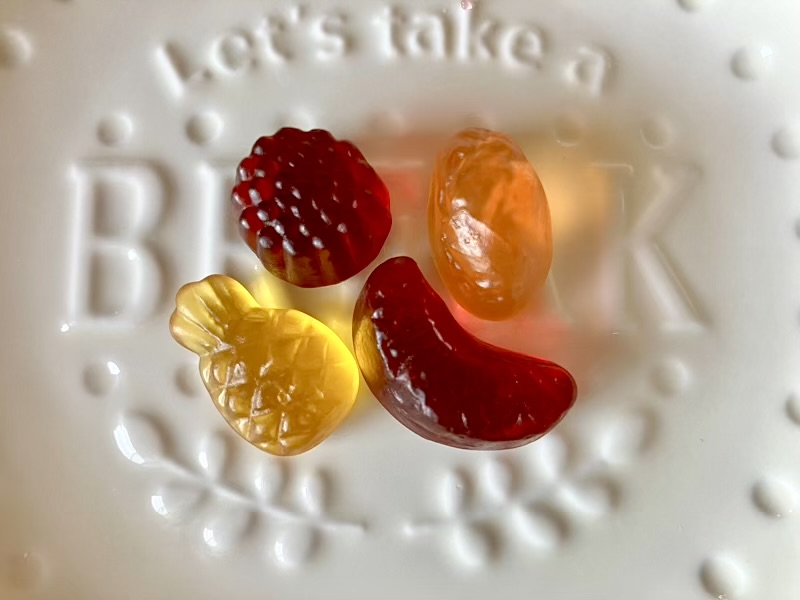 ピエログルマンの4種類の味（パイナップル・マンゴー・ラズベリー・シトラス）を並べた比較写真。