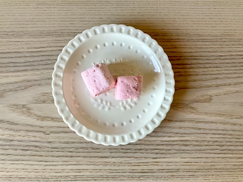 白いお皿に並べた2つのギモーヴ。フランボワーズの鮮やかなピンク色が特徴的。