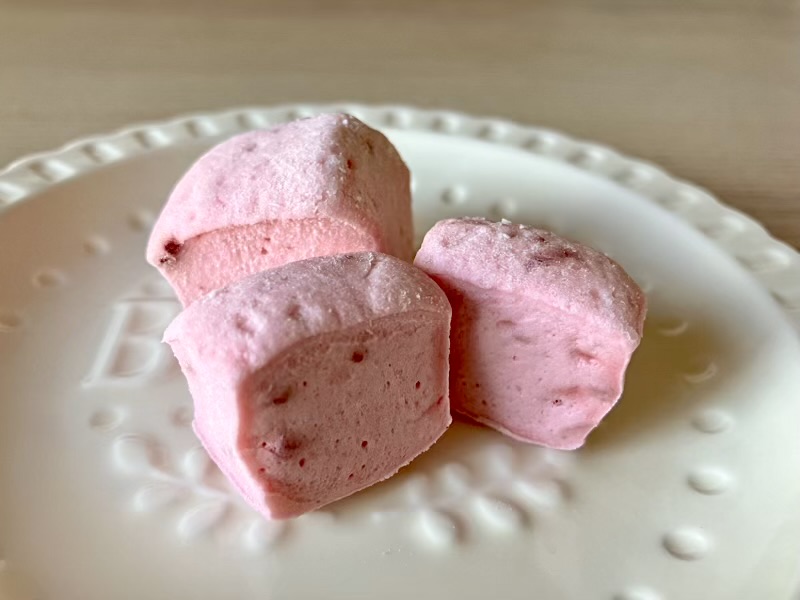ル・トン・デ・セリーズ ギモーヴをカットした断面。マシュマロ以上の弾力と密度が伝わる断面。