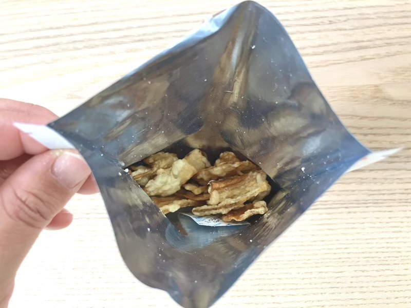 ごぼうチップス さっぱり塩味 のパッケージを開けた様子