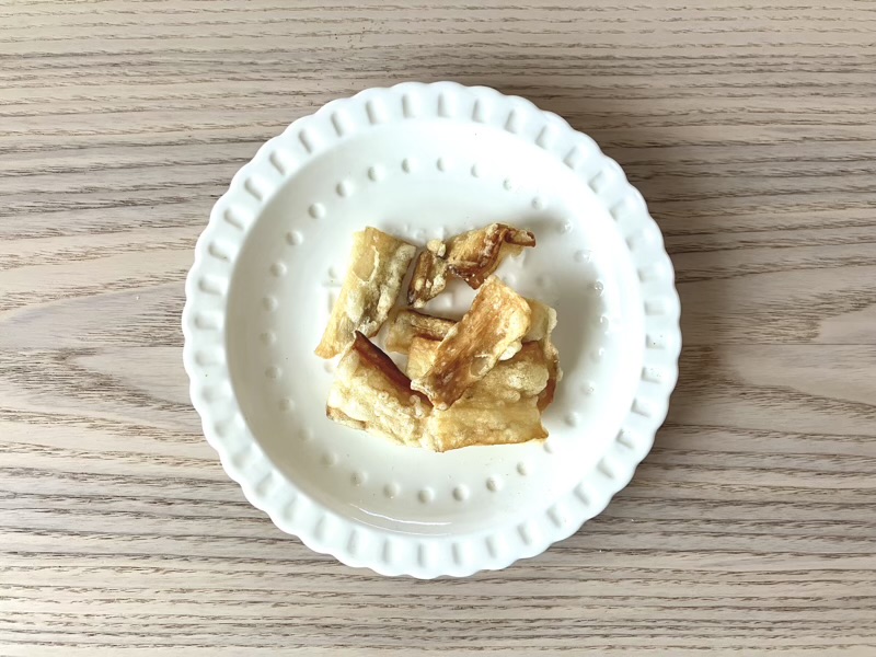 お皿に出したカルディのごぼうチップス さっぱり塩味