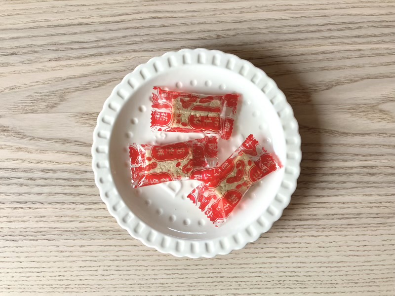お皿に出したファーシェンスーの四角い塊
