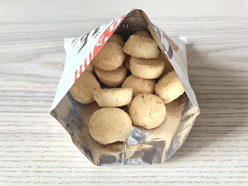 袋を開けた瞬間のひと口サイズのマカダミアクッキー