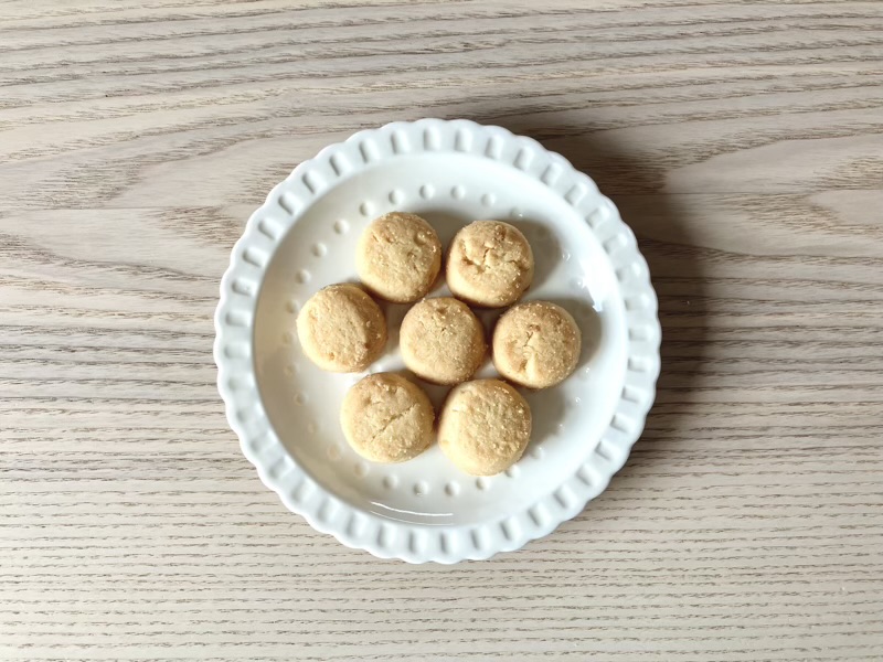 お皿に並べたひと口サイズのフラ印マカダミアクッキー