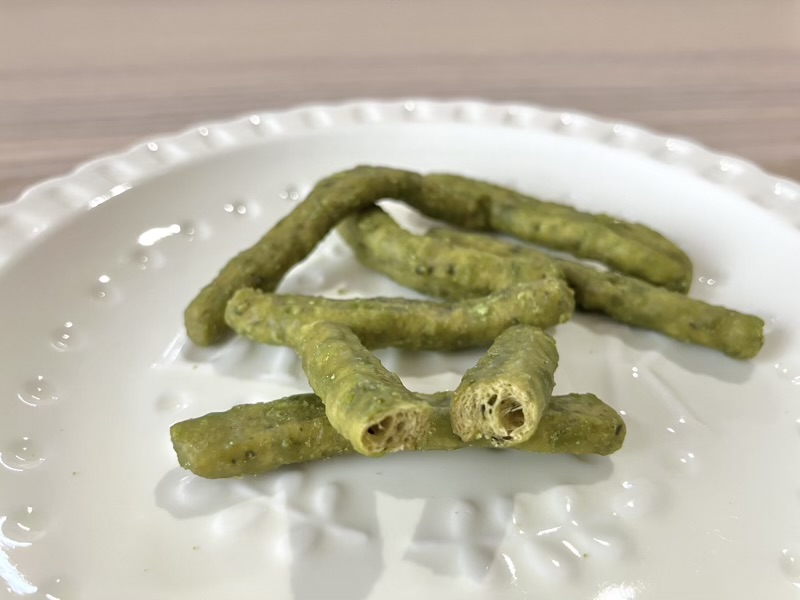 抹茶かりんとうを折った断面。サクサクした質感が伝わる様子