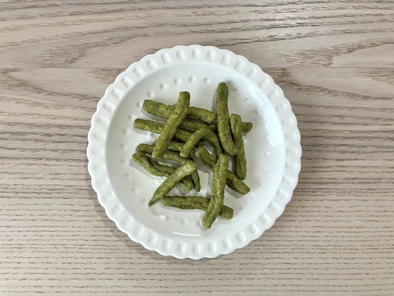お皿に盛り付けられた細くて食べやすそうな抹茶かりんとう