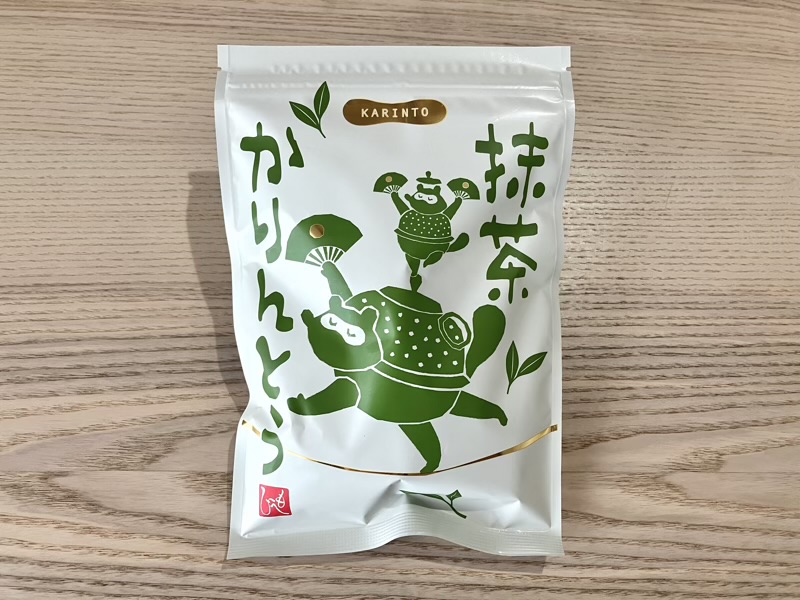もへじ 抹茶かりんとうのパッケージ表面。白地に緑のイラストと金のアクセント
