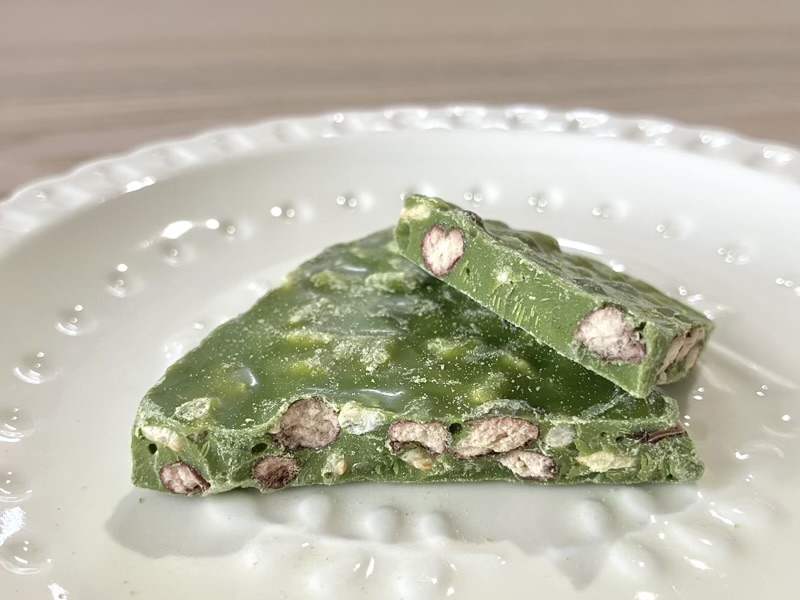 抹茶チョコレートの断面。中に入っている小豆や玄米パフの様子