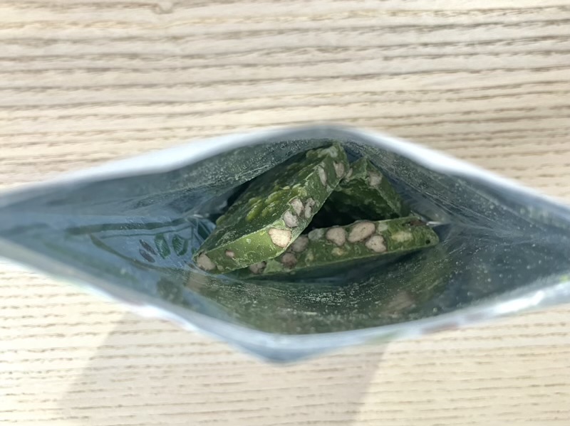 開封した袋の中に入っている抹茶あずきチョコレートの様子