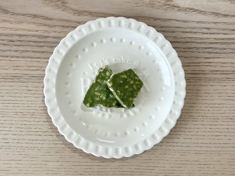 お皿に並べた抹茶あずきチョコレート。発色の良い緑色が特徴