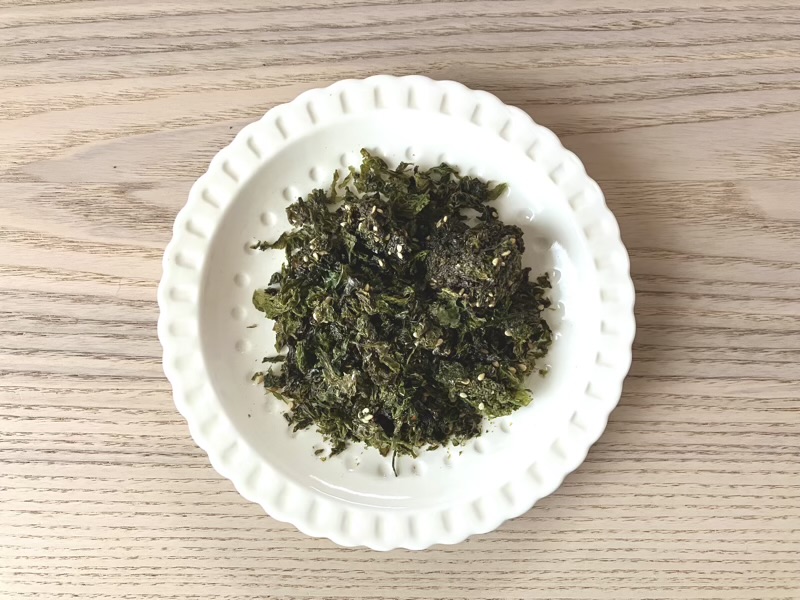 お皿に出したカルディのおやつ海苔 ごま味