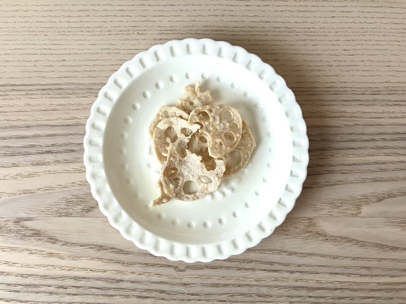 お皿に盛り付けたカルディのれんこんチップス