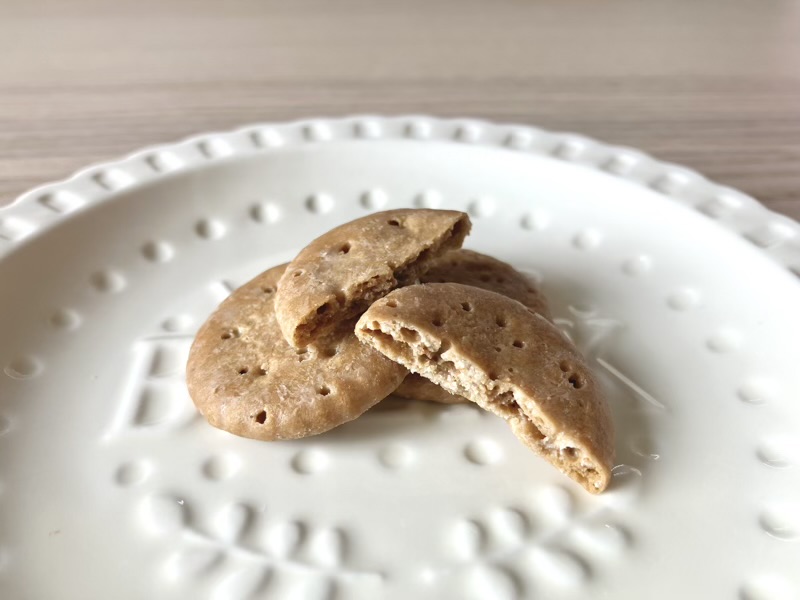 ビスケットの奥までチョコが染み込んだ断面写真