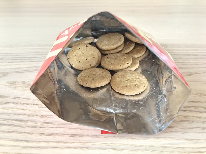 袋の中に入ったしっとり質感のしみチョコビスケット
