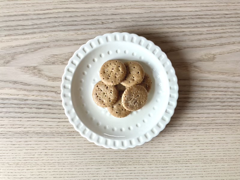 お皿に並べた一口サイズのしみチョココーヒービスケット