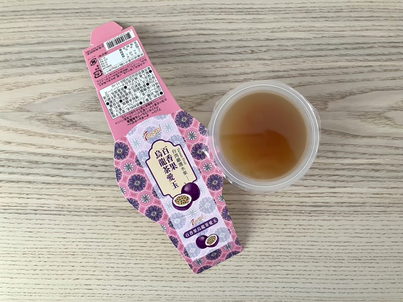 外箱を開けて中からカップを取り出した愛玉ゼリー