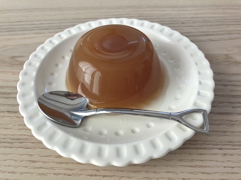 お皿に出した愛玉ゼリーのぷるんとした質感の側面