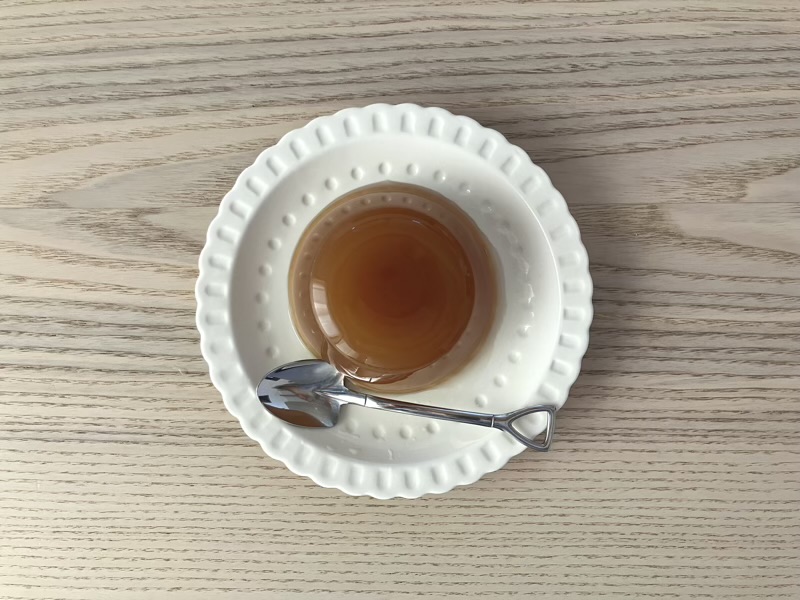 透明感のある茶色の愛玉ゼリーをお皿に出した様子