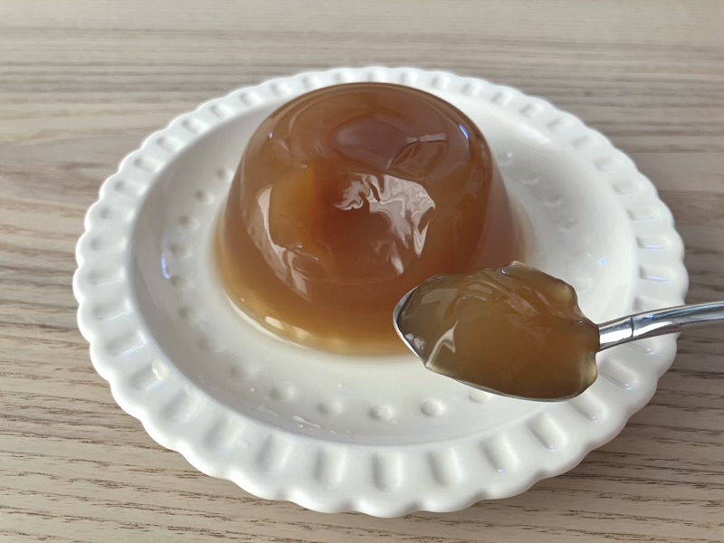 透明でぷるぷるの愛玉ゼリーを一口分すくった写真
