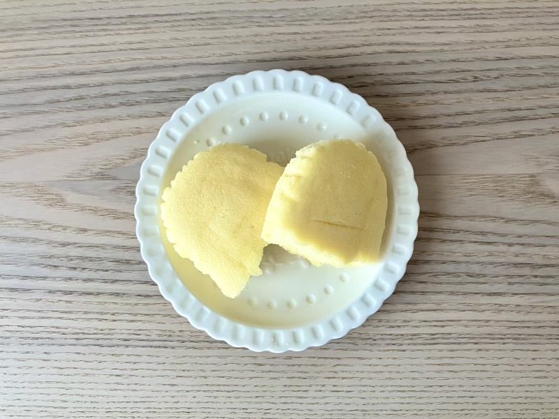半分に割った極チーズ蒸しパンを上から撮影