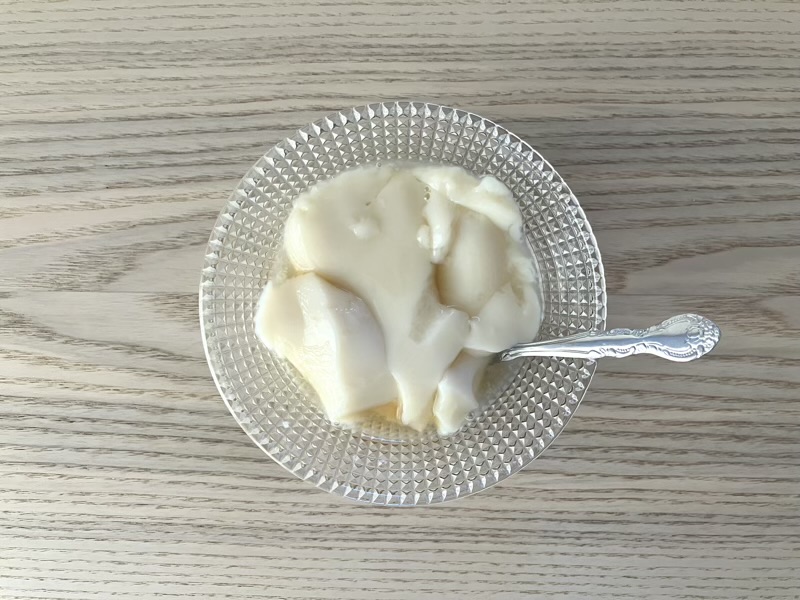 お皿に出してきび糖シロップをかけた豆花の全体像