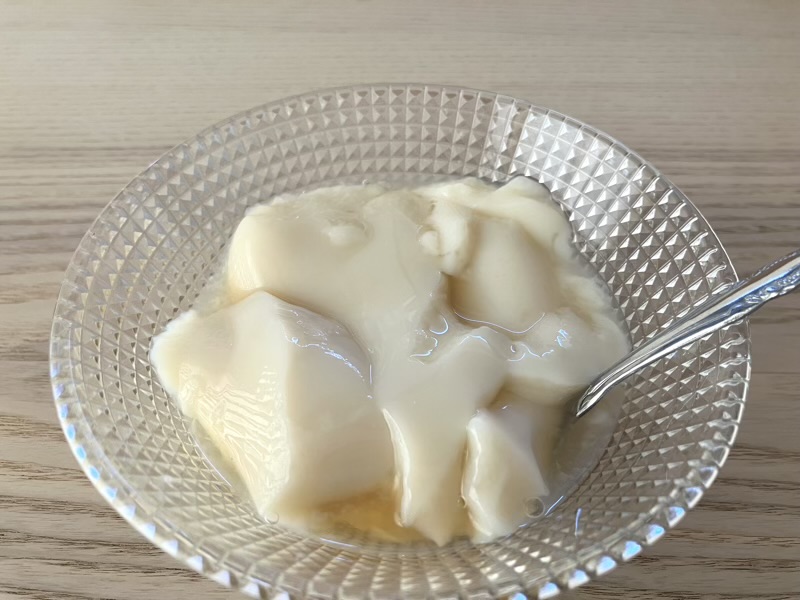 白い豆花ときび糖シロップの質感がわかるアップ写真