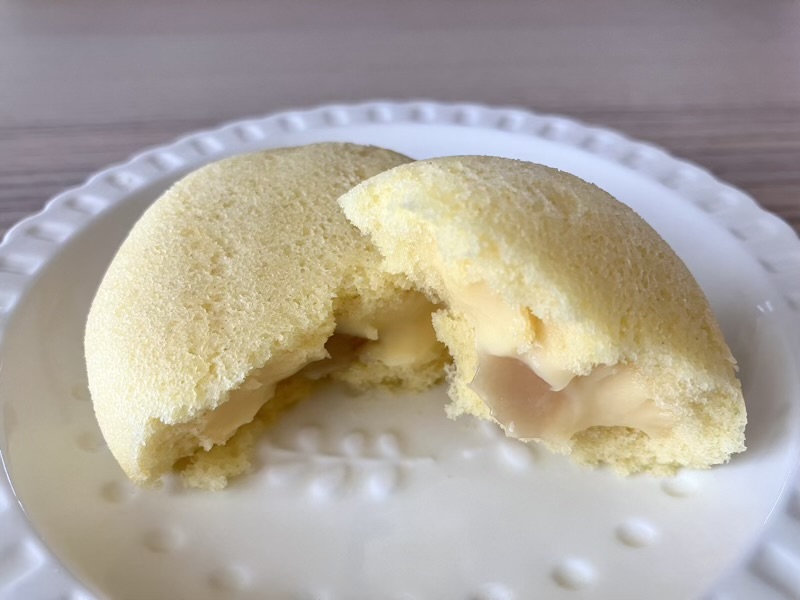 いのち・ばななを割って中のクリームが見える断面