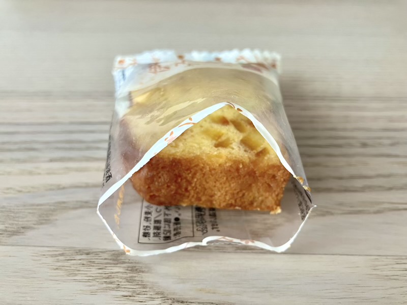 伊予柑ケーキを開封して入っている様子