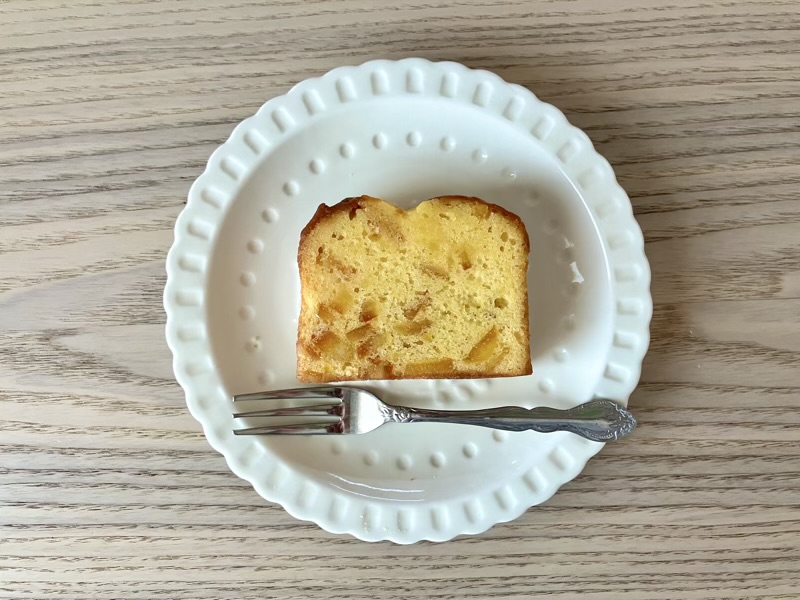 お皿に置いた伊予柑ケーキを真上から撮影
