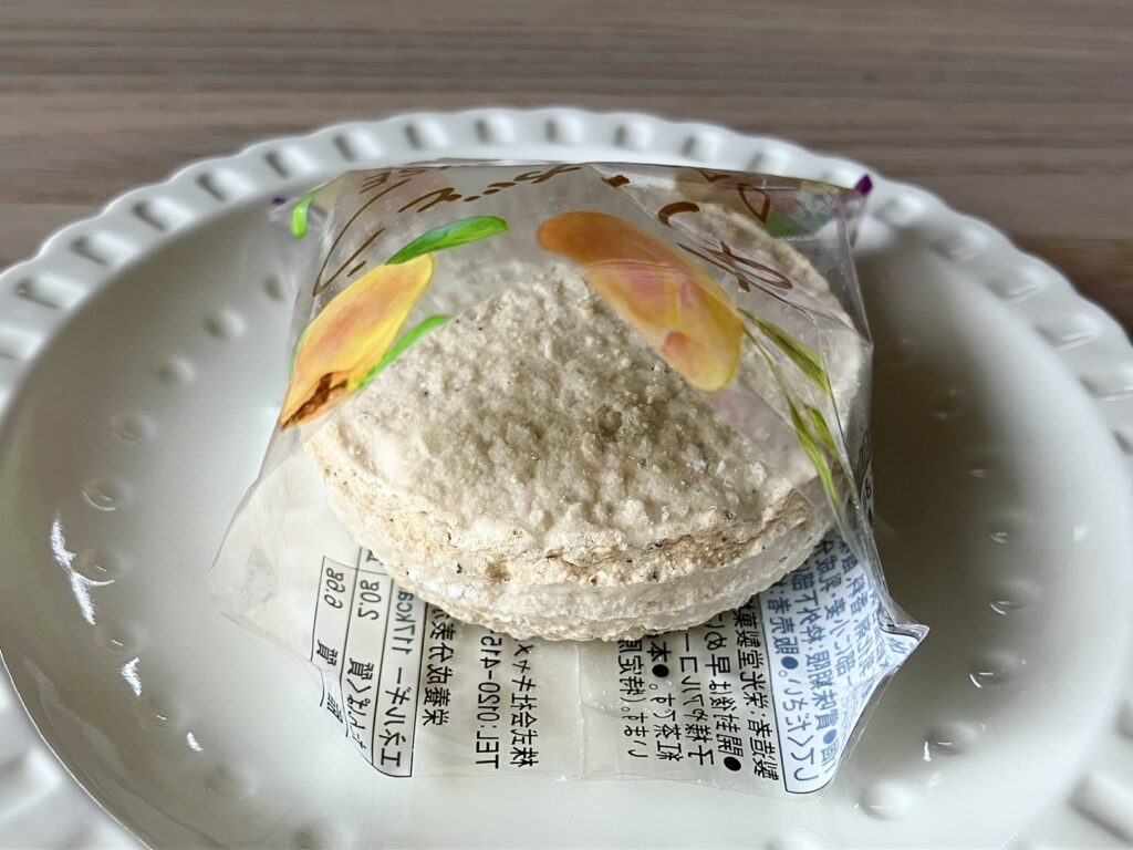 カルディ 紅茶アプリコットダックワーズ 開封した様子