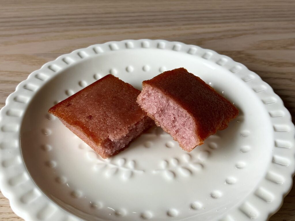 カルディ ありがとうフィナンシェ ミックスベリー 外は茶色・中はピンクの断面