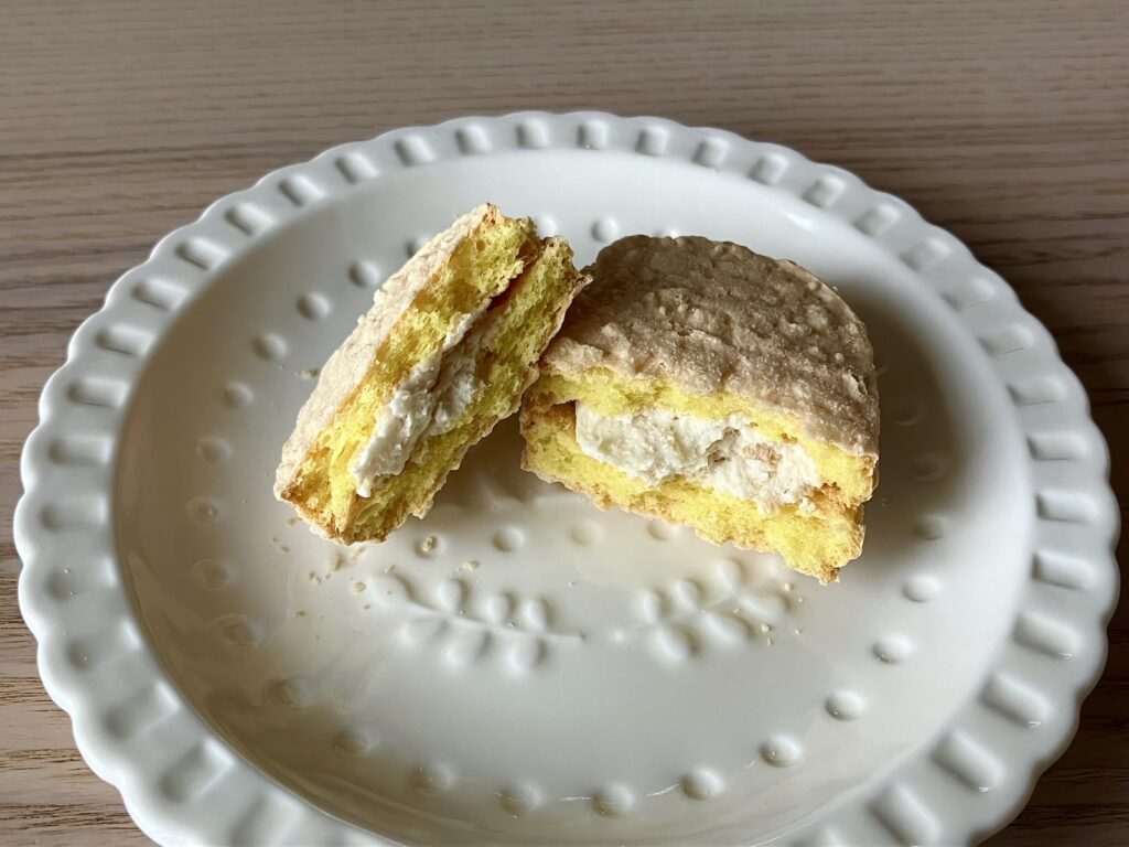 カルディ レモンダックワーズ 黄色い生地と白いクリームの断面