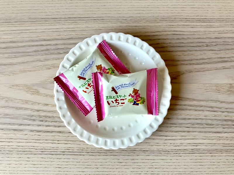 カルディ 豆乳ビスケット いちごクリーム 個包装 デザイン