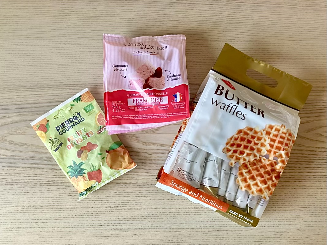 カルディで購入した海外お菓子3種類（Richyワッフル、ピエログルマン オーガニックフルーツミックスグミ、ル・トン・デ・セリーズギモーヴ）が並んでいる様子。