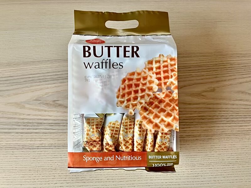 カルディで購入したRichy（リッチー）ワッフルバター風味のパッケージ。金色の縁取りがリッチなデザイン。