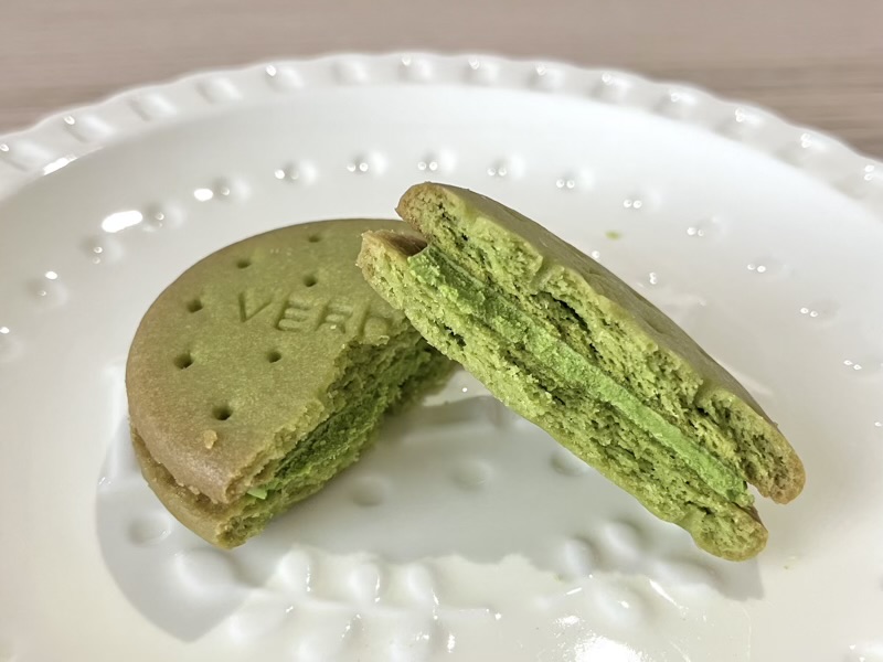 ビスケットを割った断面。中の宇治抹茶クリームが見える様子