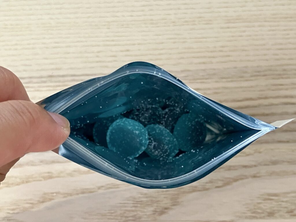 開封したアオイロソーダグミ、青とピンクの二層グミが入った袋