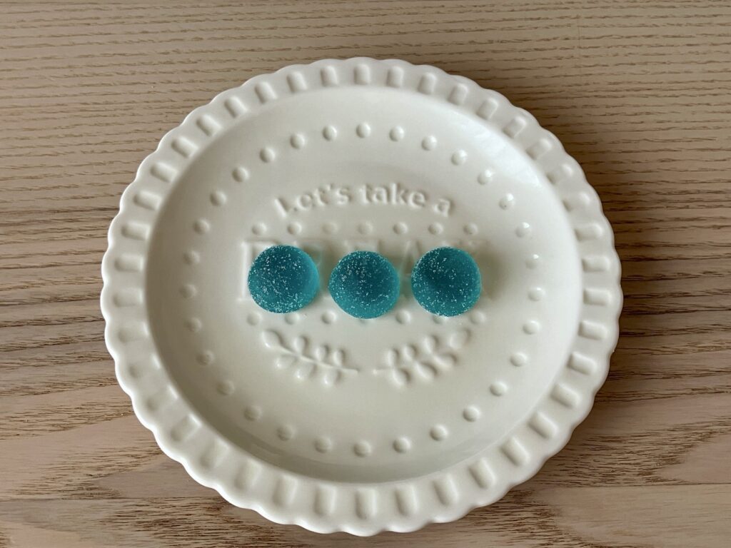 お皿に並べたアオイロソーダグミ
