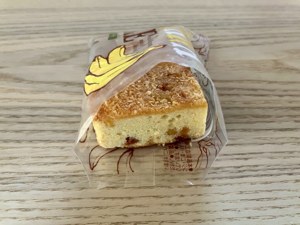 カルディオリジナル バナナケーキの開封した様子