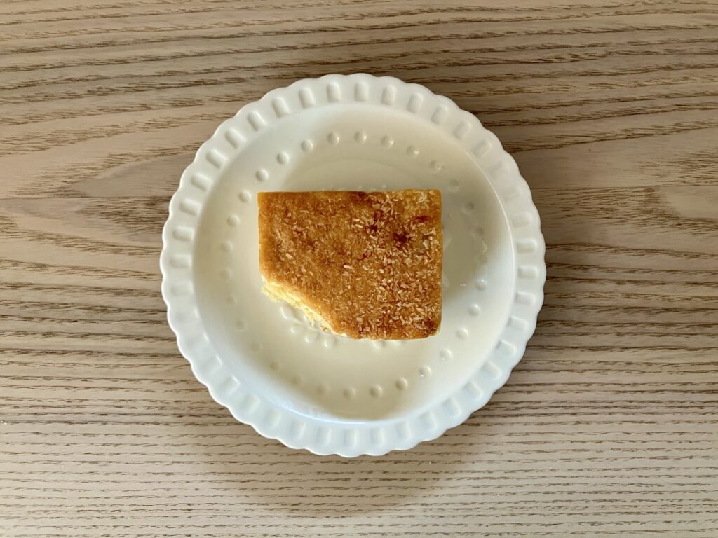 カルディオリジナル バナナケーキをお皿に盛り付けた様子